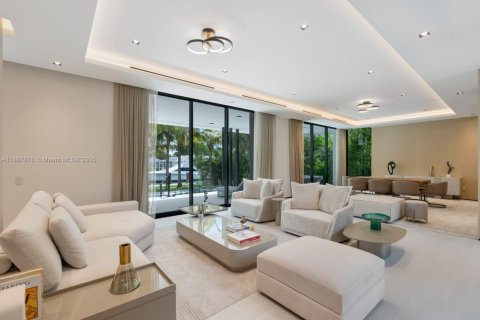 Casa en venta en North Miami, Florida, 6 dormitorios, 557.41 m2 № 1942217 - foto 11
