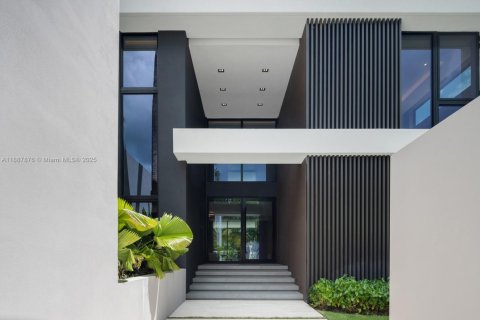 House in North Miami, Florida 6 bedrooms, 557.41 sq.m. № 1942217 - photo 8
