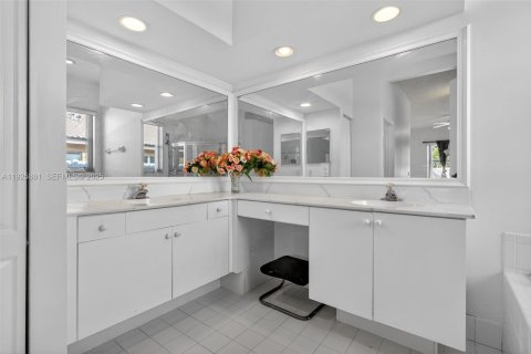 House in Pembroke Pines, Florida 4 bedrooms, 192.77 sq.m. № 1984346 - photo 28