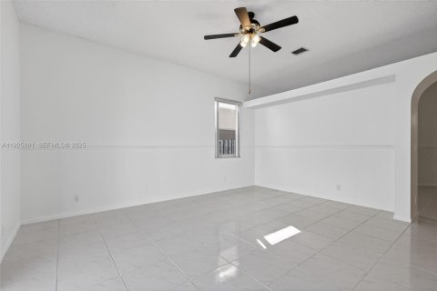 House in Pembroke Pines, Florida 4 bedrooms, 192.77 sq.m. № 1984346 - photo 18