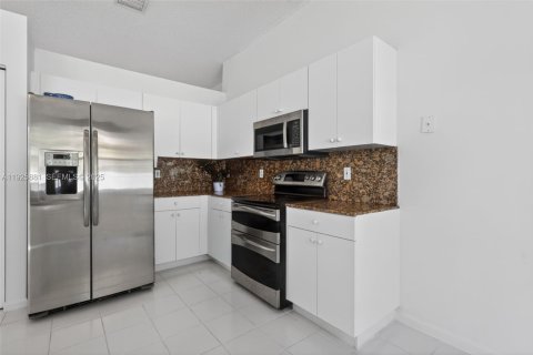 House in Pembroke Pines, Florida 4 bedrooms, 192.77 sq.m. № 1984346 - photo 12