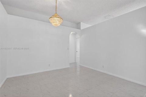 House in Pembroke Pines, Florida 4 bedrooms, 192.77 sq.m. № 1984346 - photo 10