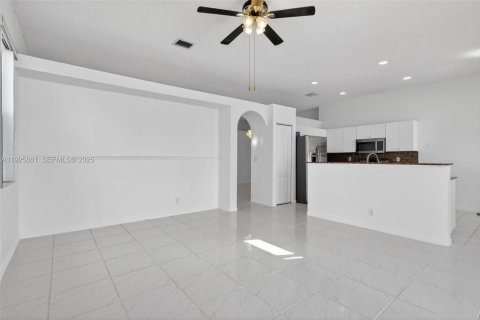 House in Pembroke Pines, Florida 4 bedrooms, 192.77 sq.m. № 1984346 - photo 19