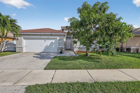 House in Pembroke Pines, Florida 4 bedrooms, 192.77 sq.m. № 1984346 - photo 1