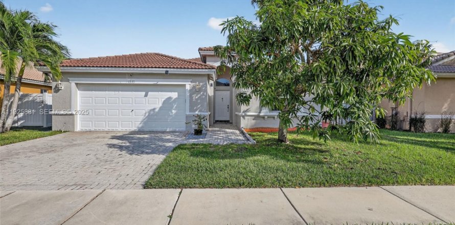 House in Pembroke Pines, Florida 4 bedrooms, 192.77 sq.m. № 1984346