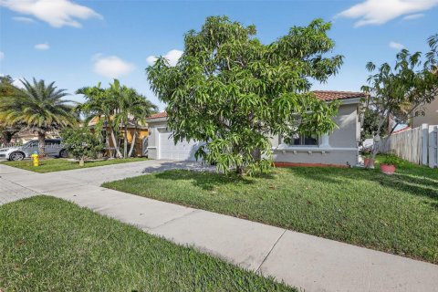 House in Pembroke Pines, Florida 4 bedrooms, 192.77 sq.m. № 1984346 - photo 4