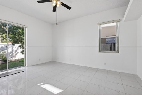House in Pembroke Pines, Florida 4 bedrooms, 192.77 sq.m. № 1984346 - photo 17