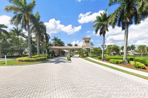 House in Pembroke Pines, Florida 4 bedrooms, 192.77 sq.m. № 1984346 - photo 2