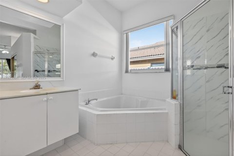 House in Pembroke Pines, Florida 4 bedrooms, 192.77 sq.m. № 1984346 - photo 26