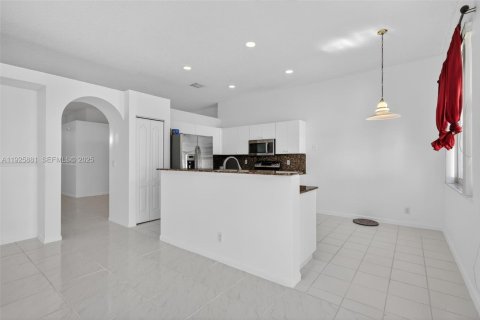 House in Pembroke Pines, Florida 4 bedrooms, 192.77 sq.m. № 1984346 - photo 11