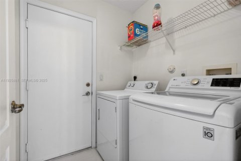 House in Pembroke Pines, Florida 4 bedrooms, 192.77 sq.m. № 1984346 - photo 24