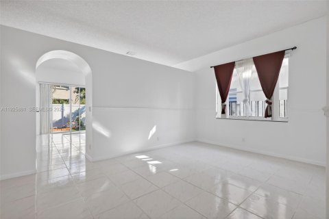 House in Pembroke Pines, Florida 4 bedrooms, 192.77 sq.m. № 1984346 - photo 6