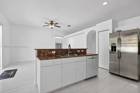 House in Pembroke Pines, Florida 4 bedrooms, 192.77 sq.m. № 1984346 - photo 14