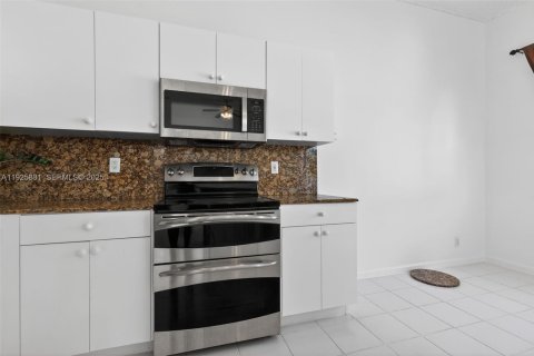 House in Pembroke Pines, Florida 4 bedrooms, 192.77 sq.m. № 1984346 - photo 15