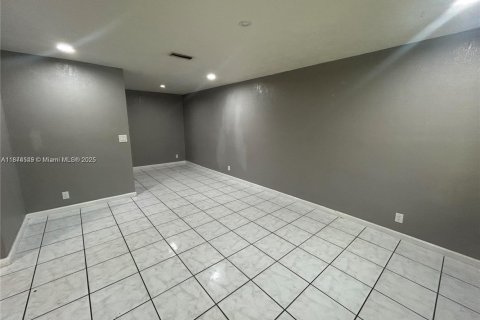 Villa ou maison à louer à Lauderhill, Floride: 2 chambres, 332.13 m2 № 1926985 - photo 4