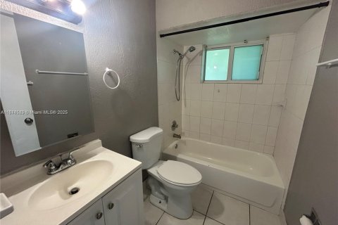 Villa ou maison à louer à Lauderhill, Floride: 2 chambres, 332.13 m2 № 1926985 - photo 7