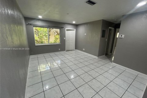 House in Lauderhill, Florida 2 bedrooms, 332.13 sq.m. № 1926985 - photo 3