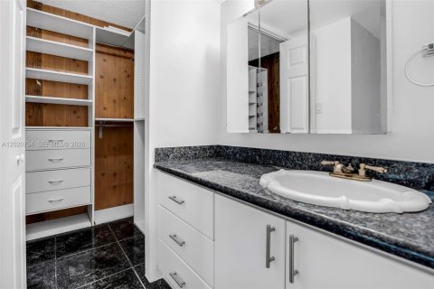 Condo in North Miami Beach, Florida, 1 bedroom  № 2086561 - photo 13