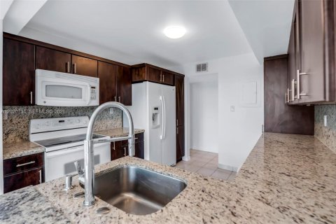 Condo in North Miami Beach, Florida, 1 bedroom  № 2086561 - photo 8