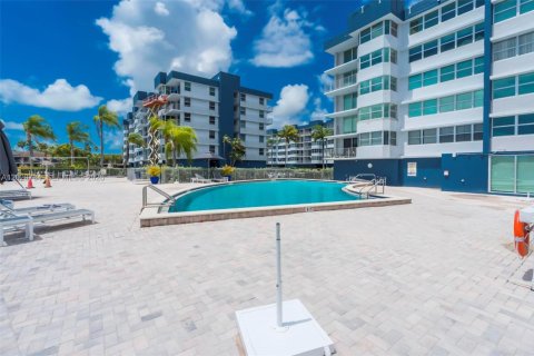 Condo in North Miami Beach, Florida, 1 bedroom  № 2086561 - photo 25