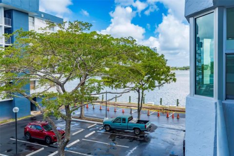 Condo in North Miami Beach, Florida, 1 bedroom  № 2086561 - photo 24
