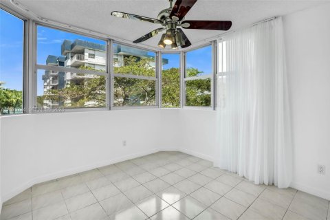 Condo in North Miami Beach, Florida, 1 bedroom  № 2086561 - photo 3
