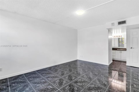 Condo in North Miami Beach, Florida, 1 bedroom  № 2086561 - photo 10