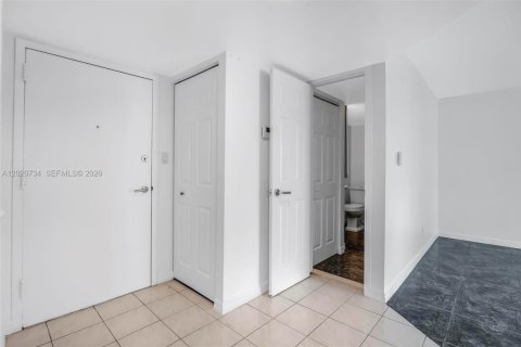 Condo in North Miami Beach, Florida, 1 bedroom  № 2086561 - photo 22