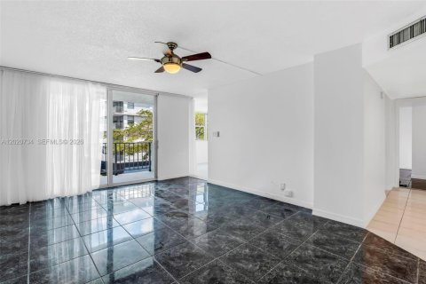 Condo in North Miami Beach, Florida, 1 bedroom  № 2086561 - photo 18