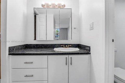 Condo in North Miami Beach, Florida, 1 bedroom  № 2086561 - photo 12