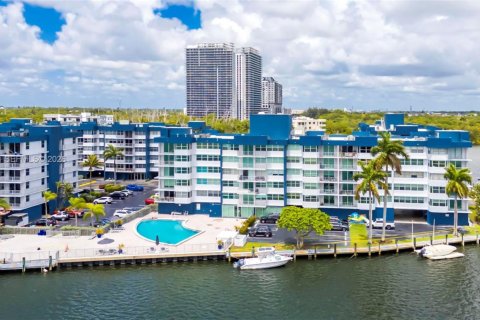 Condo in North Miami Beach, Florida, 1 bedroom  № 2086561 - photo 27