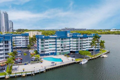 Condo in North Miami Beach, Florida, 1 bedroom  № 2086561