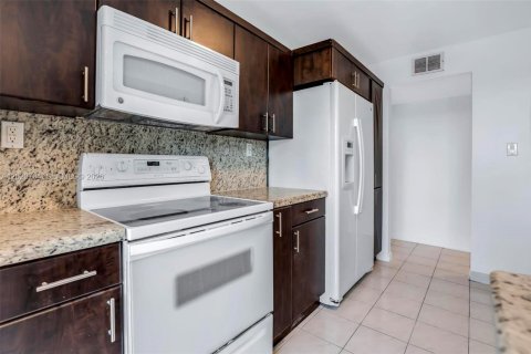 Condo in North Miami Beach, Florida, 1 bedroom  № 2086561 - photo 15