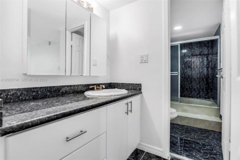 Condo in North Miami Beach, Florida, 1 bedroom  № 2086561 - photo 14