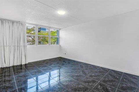 Condo in North Miami Beach, Florida, 1 bedroom  № 2086561 - photo 7