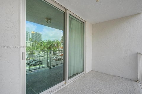 Condo in North Miami Beach, Florida, 1 bedroom  № 2086561 - photo 28