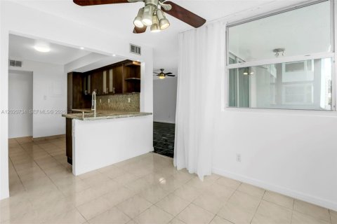 Condo in North Miami Beach, Florida, 1 bedroom  № 2086561 - photo 16