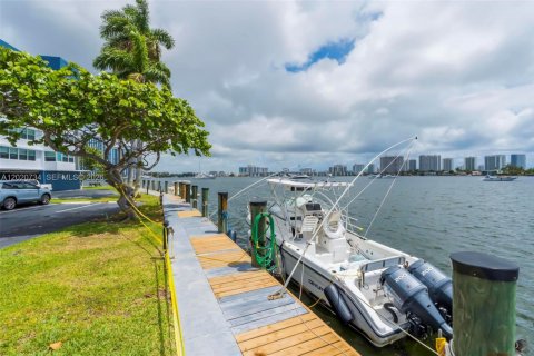 Condo in North Miami Beach, Florida, 1 bedroom  № 2086561 - photo 2