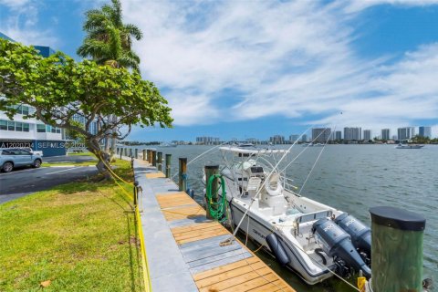 Condo in North Miami Beach, Florida, 1 bedroom  № 2086561 - photo 26