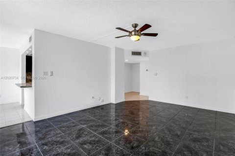 Condo in North Miami Beach, Florida, 1 bedroom  № 2086561 - photo 17