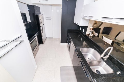 Condo in Sunny Isles Beach, Florida, 3 bedrooms  № 2040450 - photo 14