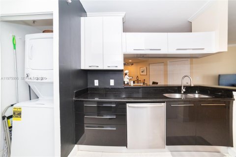 Condo in Sunny Isles Beach, Florida, 3 bedrooms  № 2040450 - photo 15