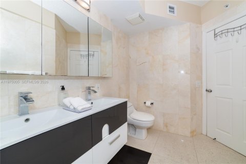 Condo in Sunny Isles Beach, Florida, 3 bedrooms  № 2040450 - photo 11