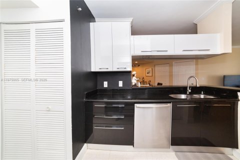 Condo in Sunny Isles Beach, Florida, 3 bedrooms  № 2040450 - photo 13