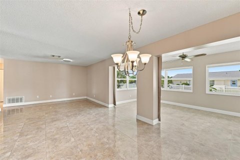 House in Sun City Center, Florida 2 bedrooms, 130.81 sq.m. № 2305917 - photo 13