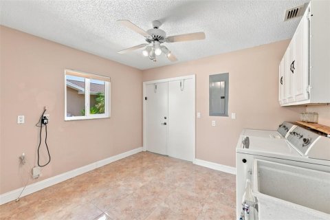 House in Sun City Center, Florida 2 bedrooms, 130.81 sq.m. № 2305917 - photo 27
