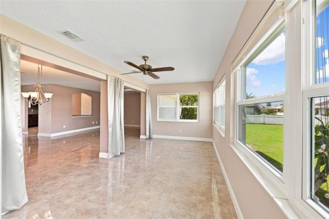 House in Sun City Center, Florida 2 bedrooms, 130.81 sq.m. № 2305917 - photo 12