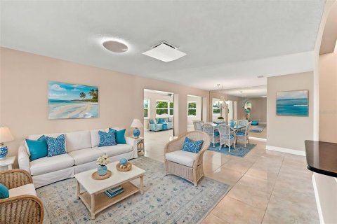 House in Sun City Center, Florida 2 bedrooms, 130.81 sq.m. № 2305917 - photo 6
