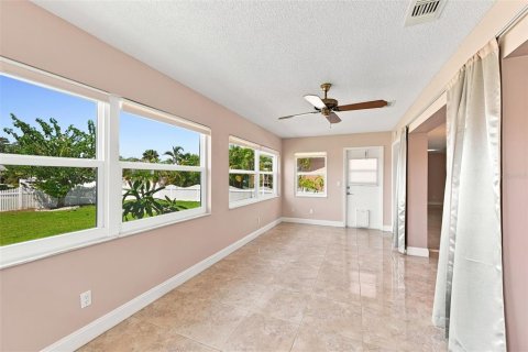 House in Sun City Center, Florida 2 bedrooms, 130.81 sq.m. № 2305917 - photo 10