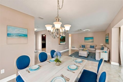 House in Sun City Center, Florida 2 bedrooms, 130.81 sq.m. № 2305917 - photo 14